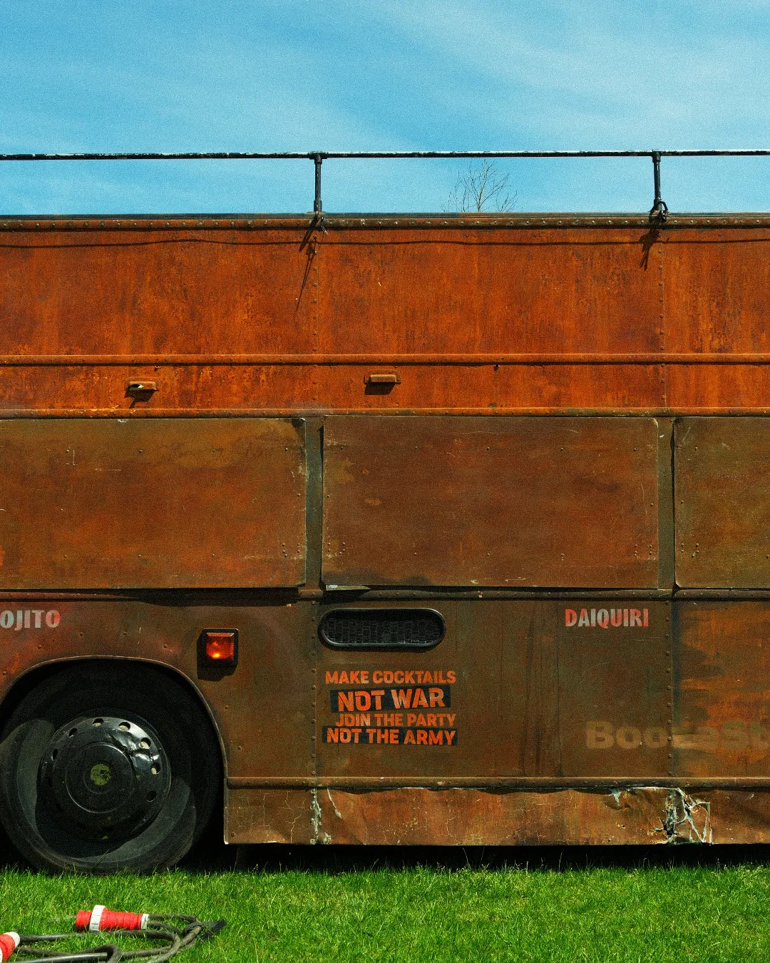 Roestige bus met de tekst Make cocktails not war