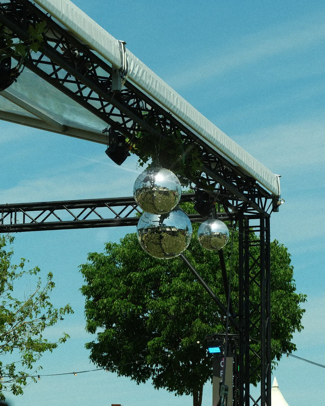 Discoballen aan een truss in de open lucht
